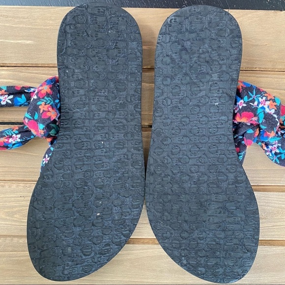 Sanuk Black and Floral Sandals Size 6.5 - Picture 4 of 5